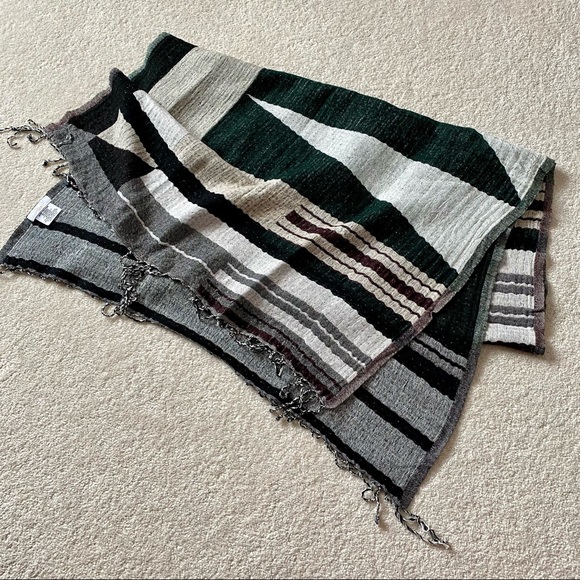 Rectangle scarf from Wilfred (Aritzia) - Picture 3 of 3